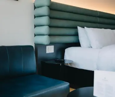 Le Dauphin Montreal Centre-Ville