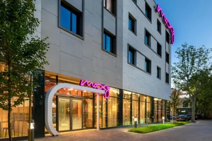 Moxy Verona