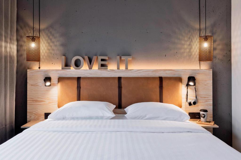 Moxy Duesseldorf South Hotel 3☆ | Düsseldorf, Germany | TradeFairTrips